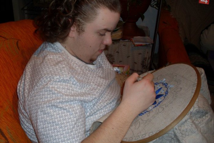 Ilustračný obrázok k článku FOTO: Mladý Bystričan má vskutku netradičné hobby: Lukáš doma vyšíva kroje!