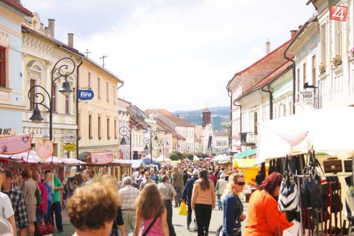 Ilustračný obrázok k článku Bystrické ulice zaplnia stánky a kolotoče: Kde počas jarmoku očakávať dopravné obmedzenia?