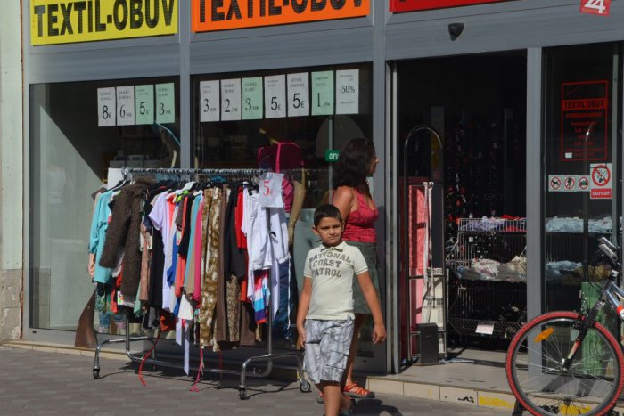 Ilustračný obrázok k článku Mamička (20) na nákupe: Za bábätkom skryla teplákové súpravy