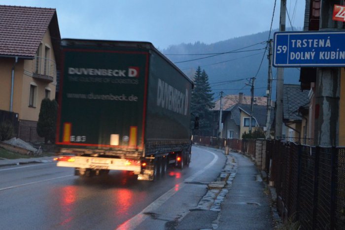 Ilustračný obrázok k článku Čiastočná uzávierka cesty v Likavke potrvá dva týždne: Rátajte s minútami navyše