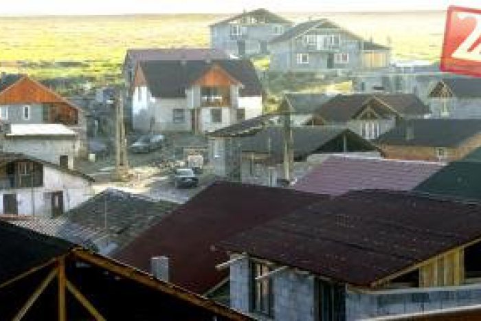 Ilustračný obrázok k článku Bystrany a lá UK: Rómovia jazdia s volantmi napravo, relaxujú na Sheffieldskom námestí