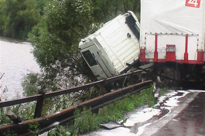 Ilustračný obrázok k článku Český vodič (50) odstavil premávku v Ľubochni: Zramoval zvodidlá