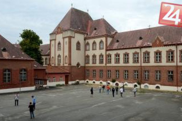 Ilustračný obrázok k článku Zaujímavosti o známej budove Šrobárky: V tehličkovej krásavici najskôr učili len dievčatá