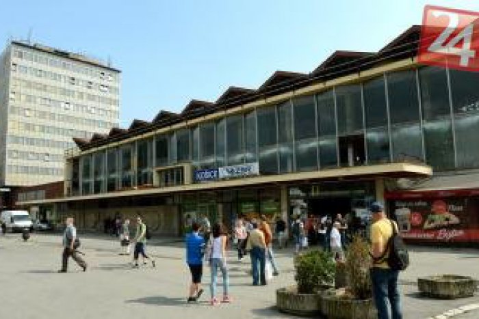 Ilustračný obrázok k článku Divoké chvíle v herni na stanici: Mladík napadol ženu, potom urobil ródeo so stoličkami!