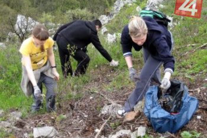 Ilustračný obrázok k článku Horibilné číslo z Tatrier: Vo veľhorách za 35 rokov našli vyše 58 000 kg bordelu!