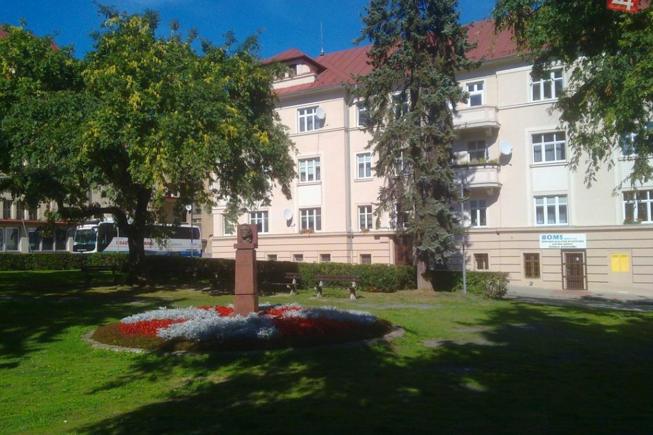 Ilustračný obrázok k článku V parčíku na Národnej sídli busta Laca Novomeského: Viete, čím je spätý s Bystricou?