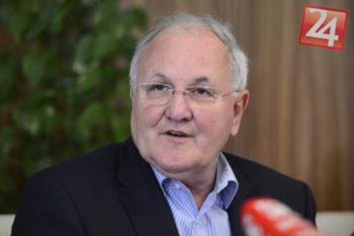 Ilustračný obrázok k článku Minister Čaplovič na návšteve Tisovca: Pri pomníku Clementisa vystúpil s príhovorom a pozrel si aj ZŠ