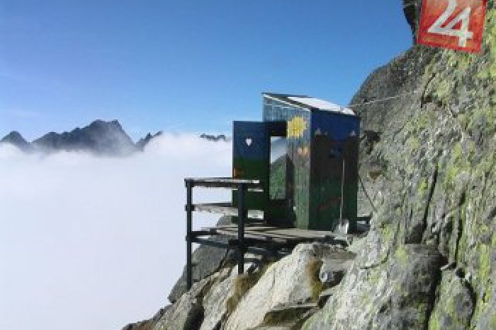 Ilustračný obrázok k článku Veľká sláva: Chatu pod Rysmi sprístupnia turistom, WC s naj výhľadom zostalo!