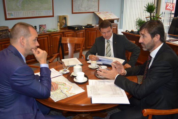 Ilustračný obrázok k článku Štátny tajomník ministerstva dopravy rokoval s Blanárom: Reč bola aj o monitorovaní ciest a letisku Žilina