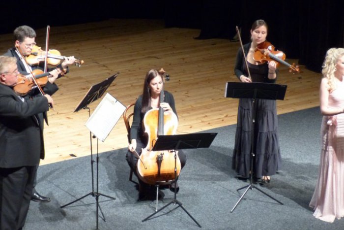 Ilustračný obrázok k článku Festival Pontes: Popradčania tlieskali Kráľovnej noci v podaní anglickej speváčky