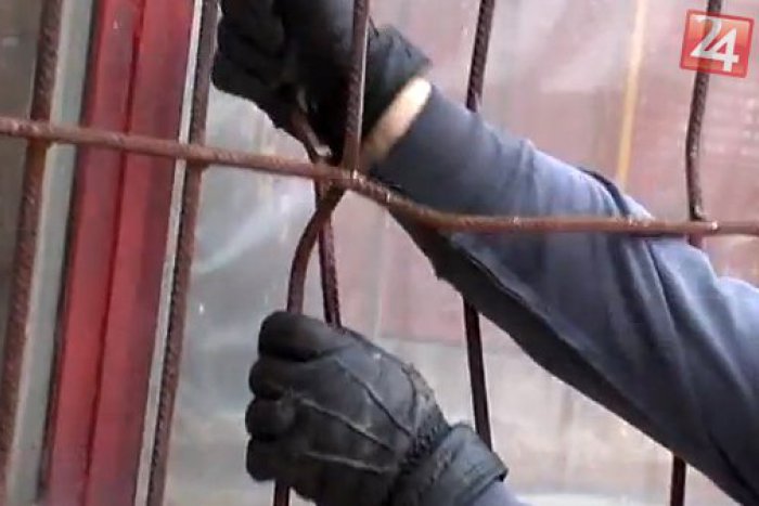 Ilustračný obrázok k článku BÝVAJME BEZPEČNE: Krádež v rodinnom dome. Zlodeja nezastavili ani kovové mreže!