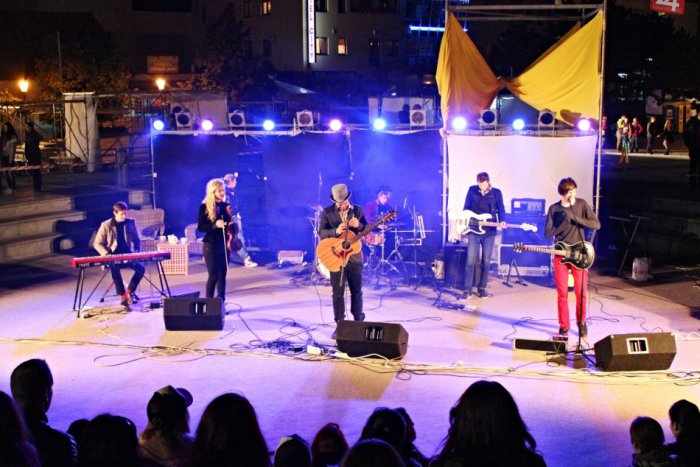 Ilustračný obrázok k článku Jamestown to roztočil na námestí: Itcho Pčelár si zahral vo fontáne!