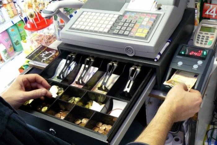 Ilustračný obrázok k článku Predavačka (48) manko v pokladni vyriešila svojsky: Akurát jej teraz hrozí basa!