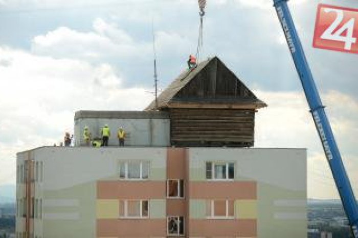 Ilustračný obrázok k článku Monumentálne dielo: Na streche košického paneláka trónia originálne stodoly