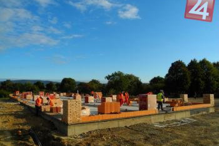 Ilustračný obrázok k článku V Nacinej Vsi položili základný kameň: Do roka by tam mala vyrásť nová škola