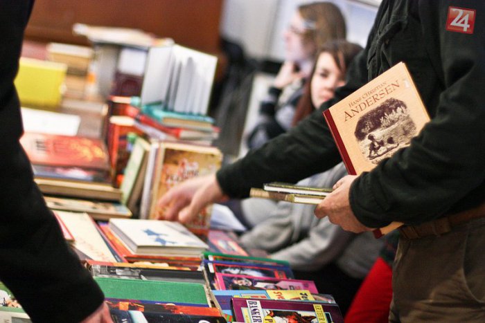 Ilustračný obrázok k článku Kupecká ulica sa premení na Kníhkupeckú: Herci budú čítať, zahrajú aj Živé Kvety