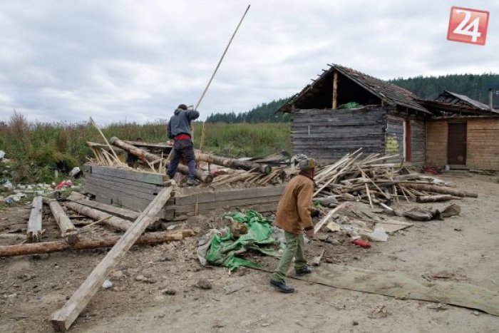 Ilustračný obrázok k článku Pozrite si to v obrazoch: Rómovia ničia chatrče, čakajú na nich nové byty