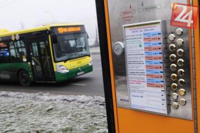 Ilustračný obrázok k článku Polícia rieši kurióznu akciu Košičanov: Mladíci "ukameňovali" automat!