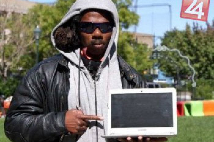 Ilustračný obrázok k článku Mladý informatik dal bezdomovcovi druhú šancu: Učí ho programovať