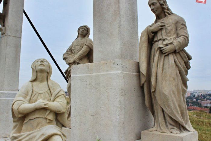 Ilustračný obrázok k článku Nitrianska Kalvária je kompletná: Po troch rokoch pribudla chýbajúca socha!