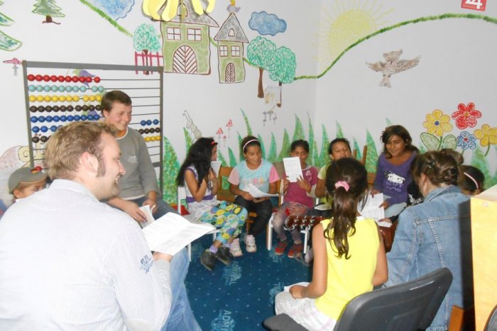 Ilustračný obrázok k článku Deti z osady zažili pekné chvíle: Najskôr pesničky, potom poschodová torta!