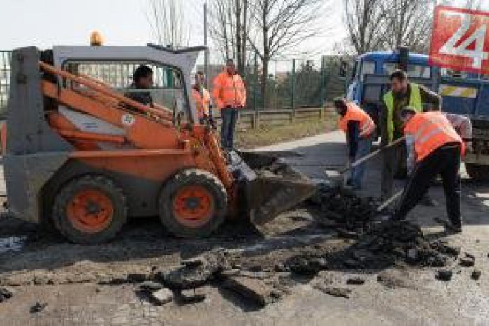 Ilustračný obrázok k článku Začala sa oprava cesty z Muráňa do Červenej Skaly: Práce prebiehajú za plnej premávky!