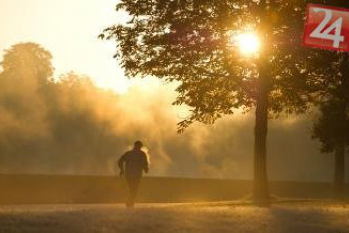 Ilustračný obrázok k článku Motoristi, pozor na hmlu: Dohľadnosť miestami len 100 metrov!