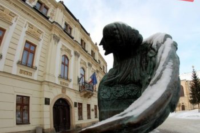 Ilustračný obrázok k článku Známe dominanty mesta zmenia farbu: Modrá bude radnica aj Vodárenská veža