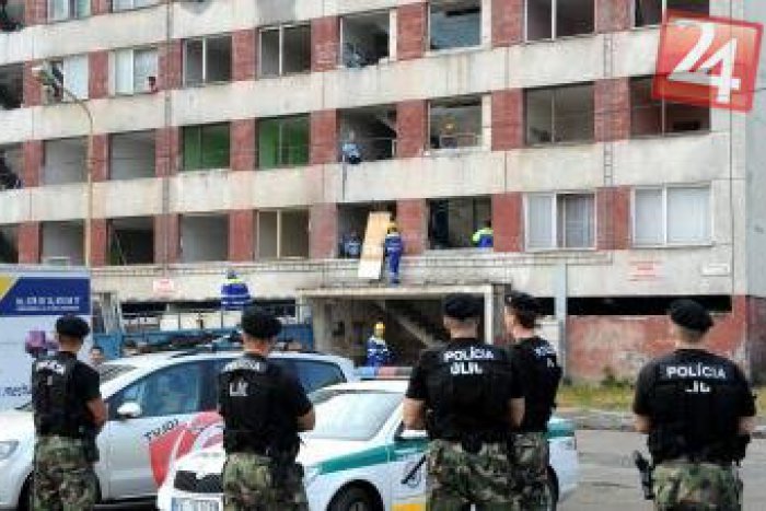 Ilustračný obrázok k článku Na sídlisku Luníku IX to vrie: Rómovia začali svojpomocne demolovať panelák!