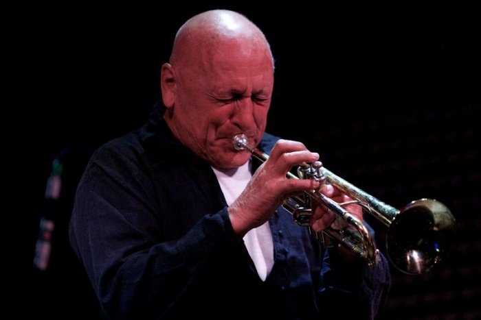 Ilustračný obrázok k článku Legendárny hudobník rozozvučí Mestské divadlo: Priamy prenos si vychutnáte aj na námestí, či z pohodlia domova