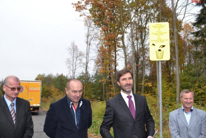 Ilustračný obrázok k článku Vodiči si mýlia odpočívadlá so smetiskom: Pomôžu v boji proti odpadkom tabule so smajlíkmi?