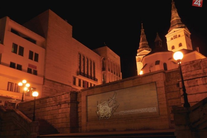 Ilustračný obrázok k článku Balustráda pod Farským kostolom sa zmení na nepoznanie: Víťazný projekt bude v noci svietiť!