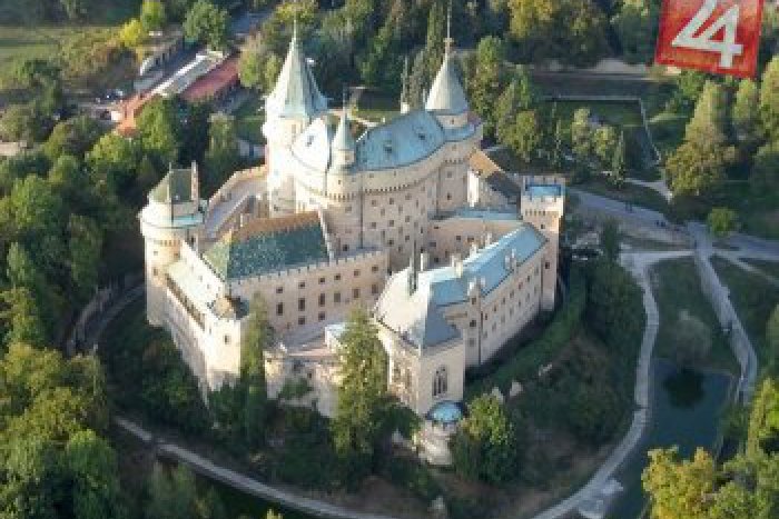 Ilustračný obrázok k článku Baťovci chcú späť Bojnický zámok, ľudia sa im chcú vzbúriť