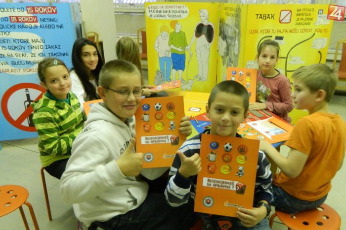 Ilustračný obrázok k článku Ružomberskí policajti hovoria so štvrtákmi o nástrahách života dospelých