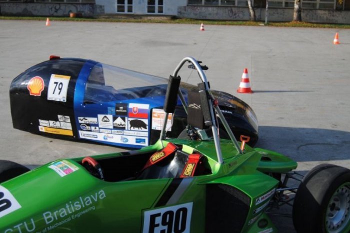 Ilustračný obrázok k článku Zábery z miesta: Žilinou sa ozýval piskot gúm, po sídlisku jazdili formule