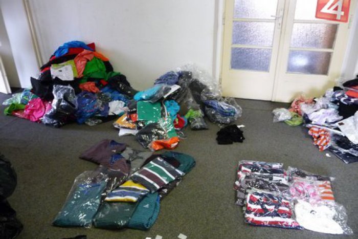 Ilustračný obrázok k článku Zásah colníkov pred prešovským obchoďákom: Objavili stovky fejkov svetových značiek!