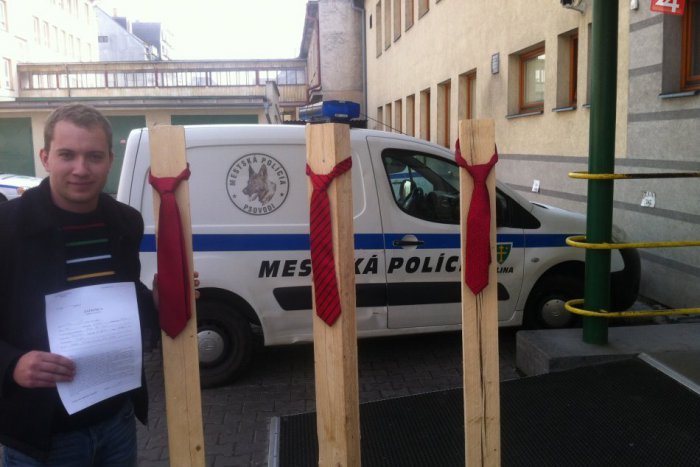 Ilustračný obrázok k článku Žiadna pokuta za hranoly s kravatami ho nečakala: Polícia to riešila dohovorom