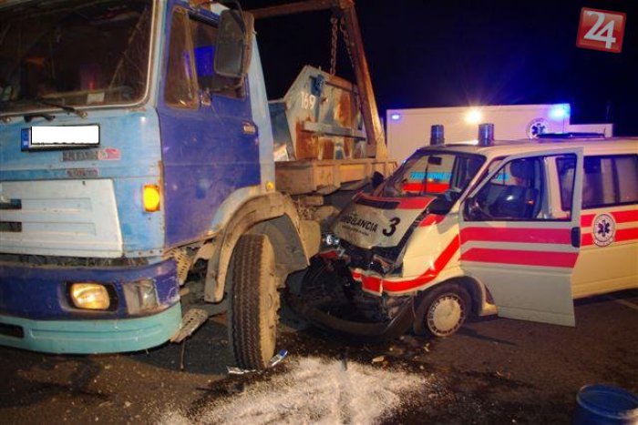 Ilustračný obrázok k článku Nákladiak sa zrazil so sanitkou, zranili sa aj prevážaní pacienti!
