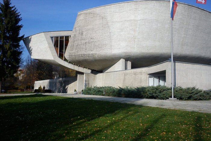 Ilustračný obrázok k článku Jedinečný projekt Múzea SNP: V Bystrici digitalizujú tisíce exponátov zo slovenských zbierok