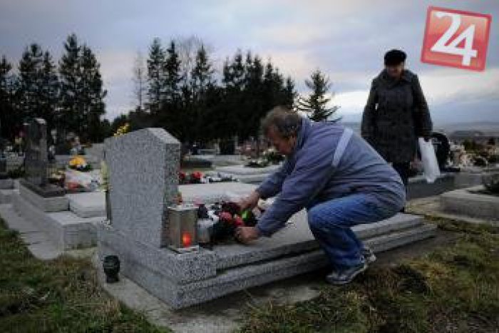 Ilustračný obrázok k článku Dušičky v Brezne: Nepretržite otvorené a čistejšie cintoríny, v ich okolí budeme môcť parkovať