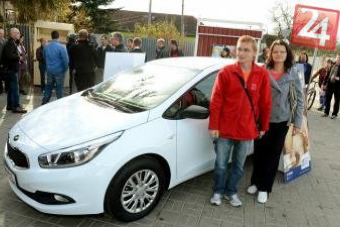 Ilustračný obrázok k článku Bločková lotéria: Na manželov sa usmialo veľké šťastie, tešia sa z novučičkého auta