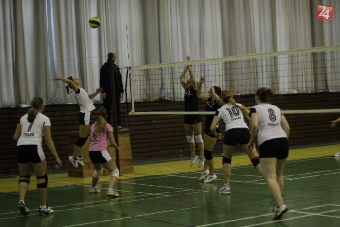 Ilustračný obrázok k článku FOTO: Susedské derby pritiahlo množstvo divákov. Zvolenčanky vyškolili volejbalistky z Detvy