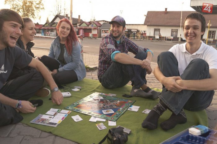 Ilustračný obrázok k článku Cestujúci sa nestačili diviť: Uprostred stanice si mladí rozložili spoločenské hry