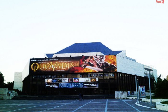 Ilustračný obrázok k článku Komu toto mohlo napadnúť: Niekto poškodil strechu budovy Divadla Jonáša Záborského!