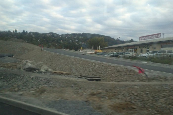 Ilustračný obrázok k článku Križovatka pri Neresnici bude prejazdná vo všetkých smeroch, dopravu nebudú riadiť semafory!