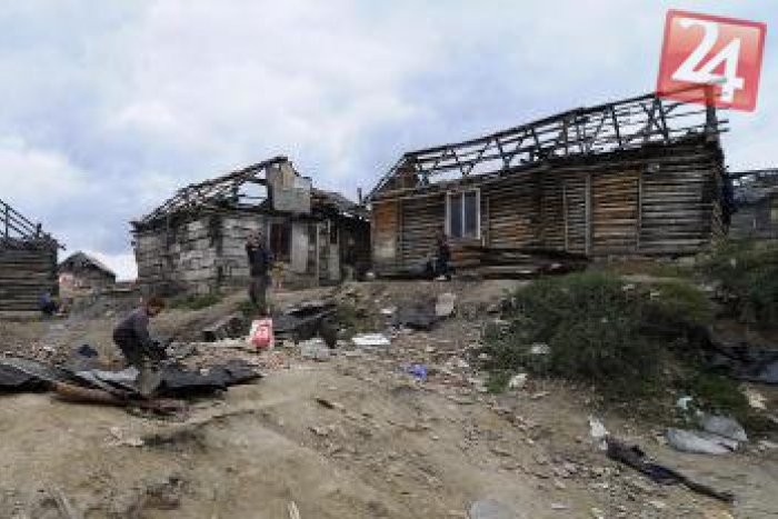 Ilustračný obrázok k článku Rómovia sú už v novom, no bordel nemizne. Starostka: Mali by nastúpiť do ex osady a poupratovať!