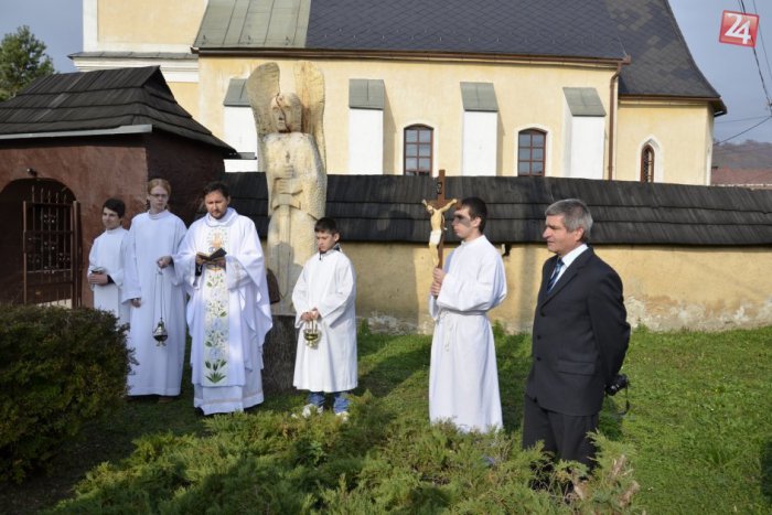 Ilustračný obrázok k článku V Muránskej Dlhej Lúke na Sviatok všetkých svätých svätili sochu... Pribudne časom aj jej osvetlenie?