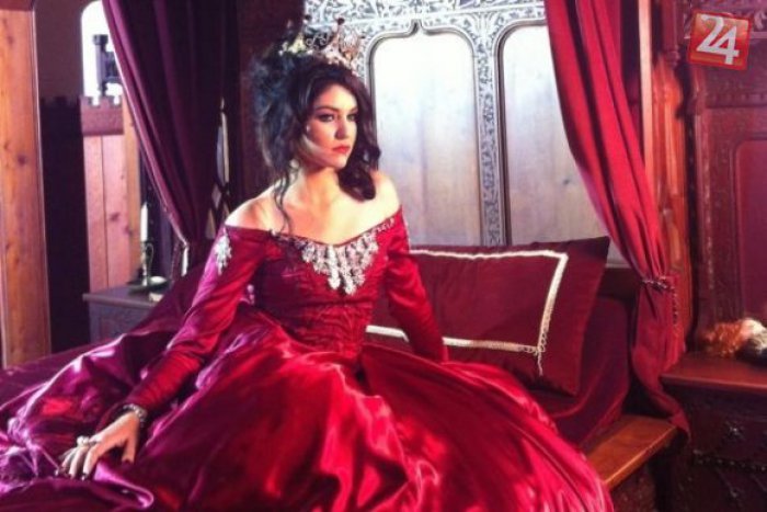 Ilustračný obrázok k článku VIDEO: Celeste Buckingham má nový videoklip: Spieva v ňom ako princezná na Bojnickom zámku