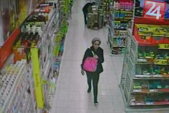 Ilustračný obrázok k článku Zákazníčky prišli v rozpätí pár hodín o kabelky. Polícia pátra po totožnosti mladej ženy!