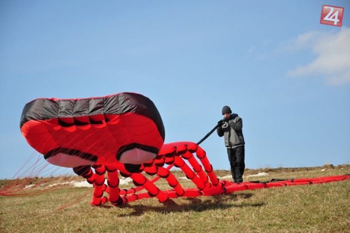 Ilustračný obrázok k článku Žilinčan Boris vyrába nevídané veci: Pozrite si jeho obrie bubliny či ohromnú lietajúcu chobotnicu